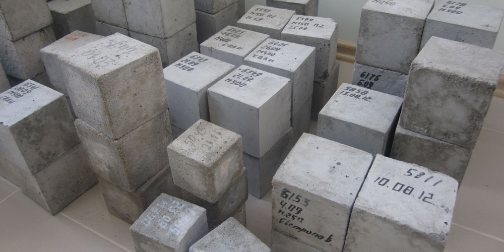 Бетонный кл. Испытания кубиков бетона в25. Кубики для бетона в лаборатории. Бетонные Кубы. Кубики для пробы бетона.